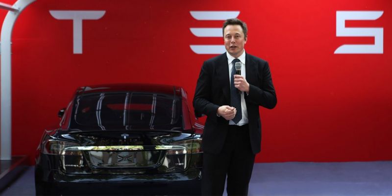 
                                    Илон Маск объявил о массовых увольнениях в Tesla
                            