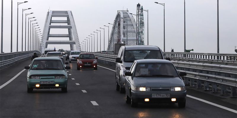 
                                    На Крымском мосту произошла первая авария
                            
