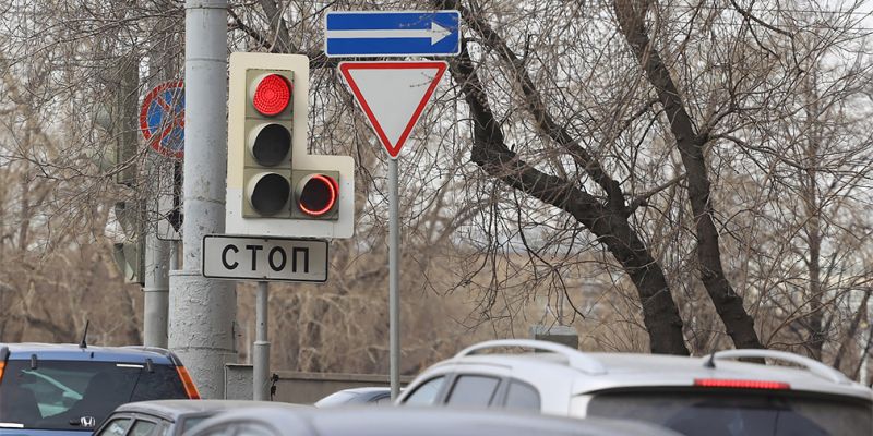 
                                    На самых оживленных перекрестках Москвы поменяли режим работы светофоров
                            