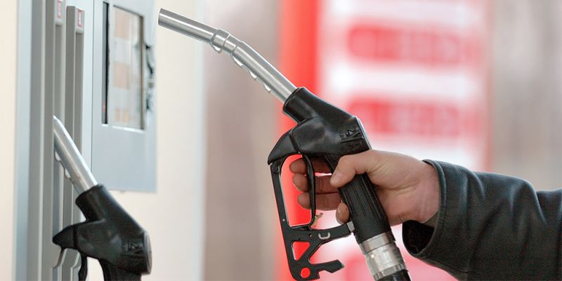 
                                    Власти исключили рост цен на бензин до 100 рублей за литр
                            