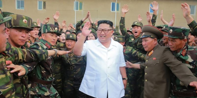 
                                    Ким Чен Ын приехал в воинскую часть на Lada Priora
                            