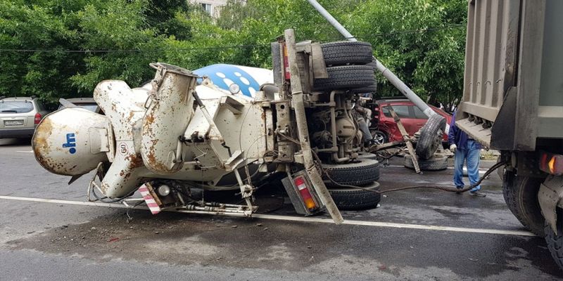 
                                    Бетономешалка протаранила 9 автомобилей в Москве
                            