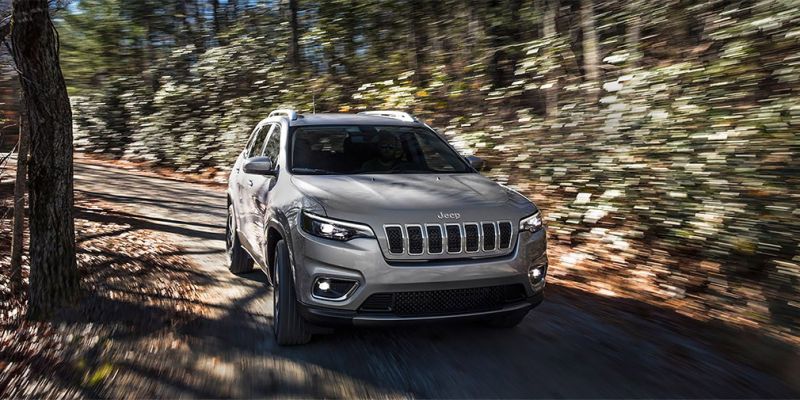 
                                    Jeep назвал российские цены на обновленный Cherokee
                            