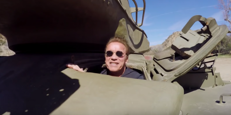 
                                    Видео: Арнольд Шварценеггер раздавил лимузин на танке
                            
