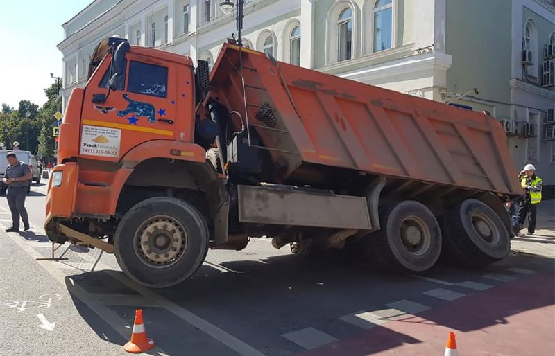 
                                    В центре Москвы грузовик провалился под асфальт
                            