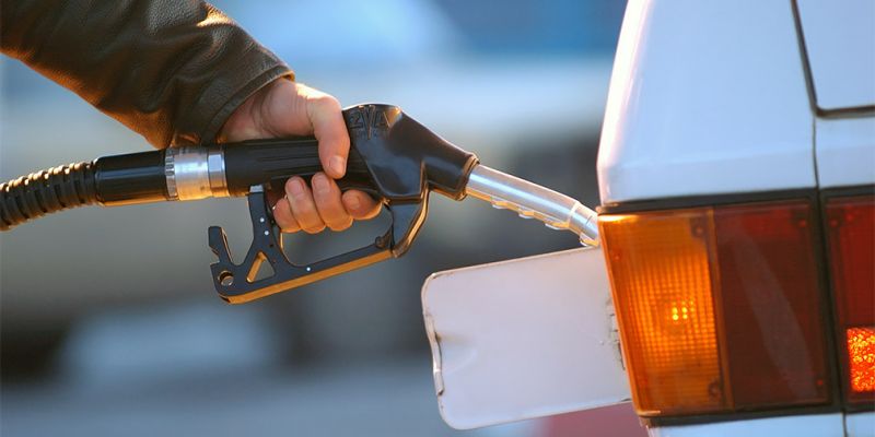 
                                    Росстат заявил о снижении цен на бензин в России
                            