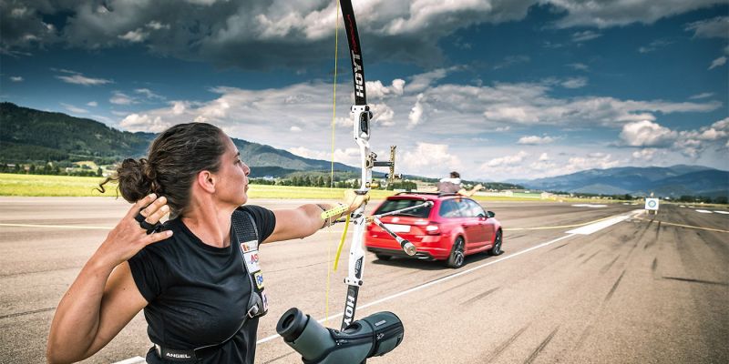 
                                    Видео: спортивный универсал Skoda соревнуется в скорости со стрелой
                            