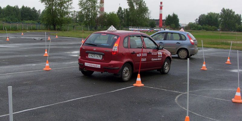 
                                    Автошколы выступили против усложнения экзамена по вождению
                            