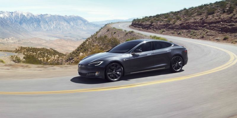 
                                    Видео: электрокар Tesla пролетел 30 метров после превышения скорости
                            