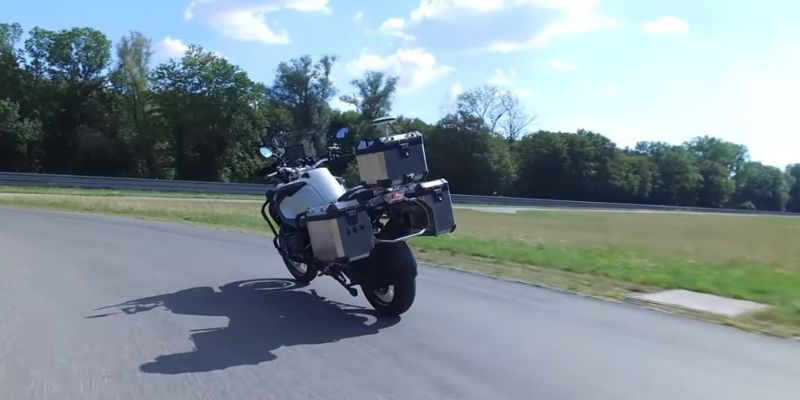
                                    BMW показала беспилотный мотоцикл на видео
                            