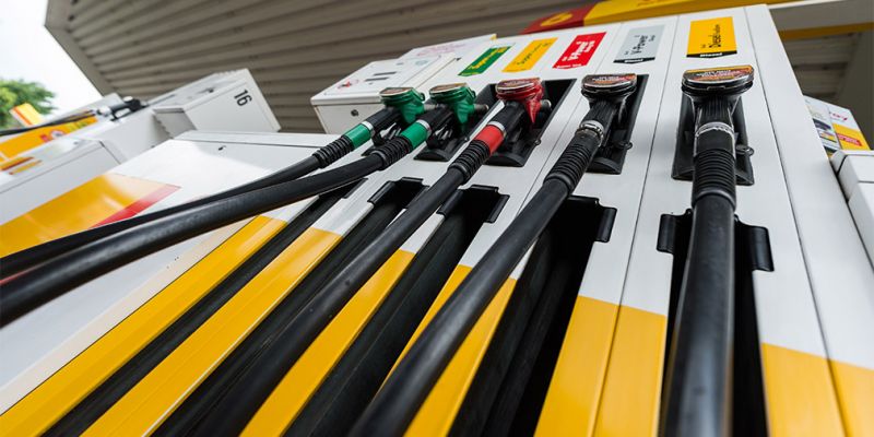 
                                    Медведев заявил о достижении лимита повышения цен на топливо
                            