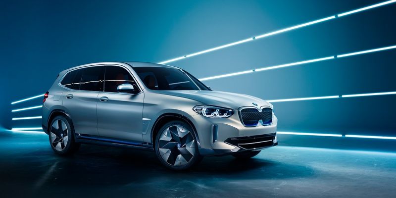 
                                    BMW начала принимать заказы на электрический кроссовер iX3
                            