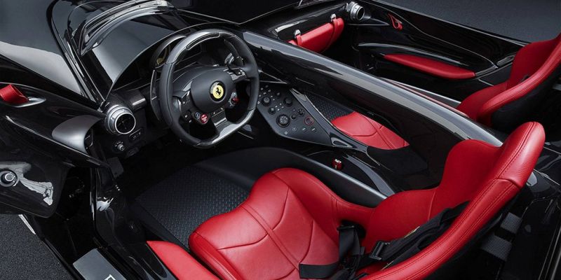 
                                    Ferrari выпустила два спидстера с самым мощным мотором в своей истории
                            