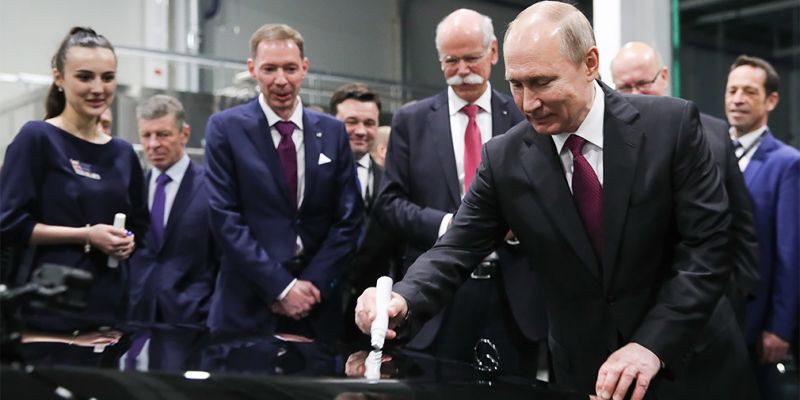 
                                    Путин расписался на одном из первых Mercedes российской сборки
                            