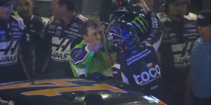 
                                    Видео: гонщики NASCAR устроили драку после заезда
                            