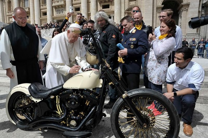 
                                    Harley-Davidson с автографом папы римского продали за 54 тысячи долларов
                            