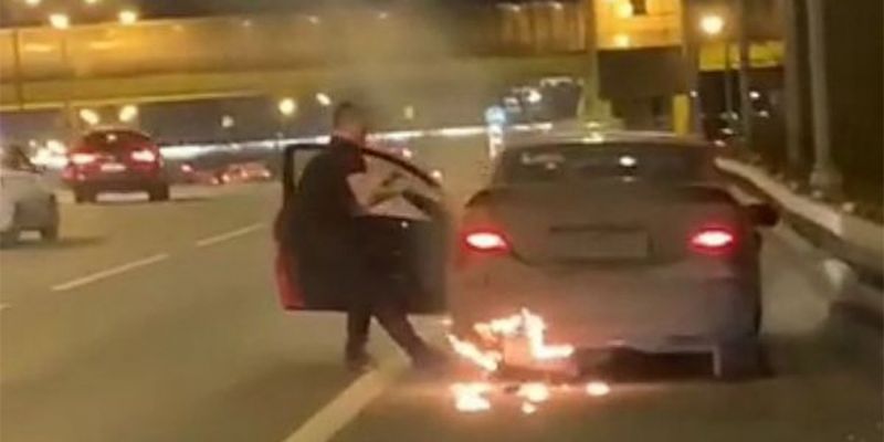 
                                    Видео: на МКАД остановили горящий автомобиль с пьяной девушкой за рулем
                            