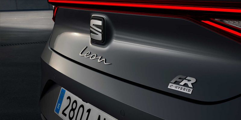 
                                    Seat Leon сменил поколение и стал гибридом
                            