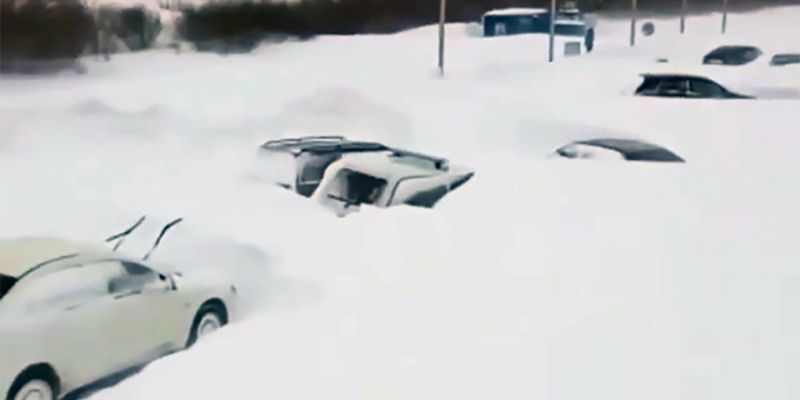 
                                    Видео: десятки машин попали в снежную ловушку в Казахстане
                            