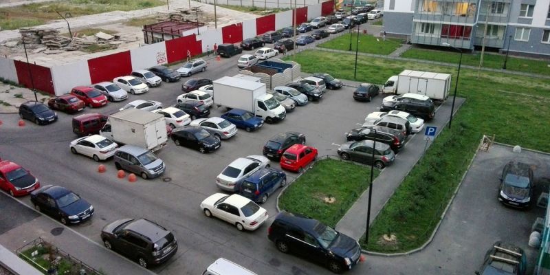
                                    России введут штрафы за парковку во дворах такси и грузовиков
                            