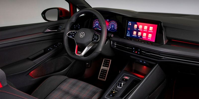 
                                    Volkswagen представил спортивные версии Golf нового поколения
                            