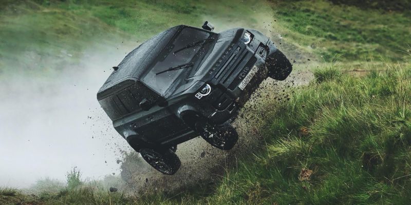 
                                    Land Rover Defender в новой части бондианы: прыжки и гонки по болоту
                            