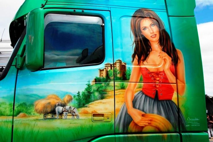 Почему водители грузовиков клеят женщин на кабины