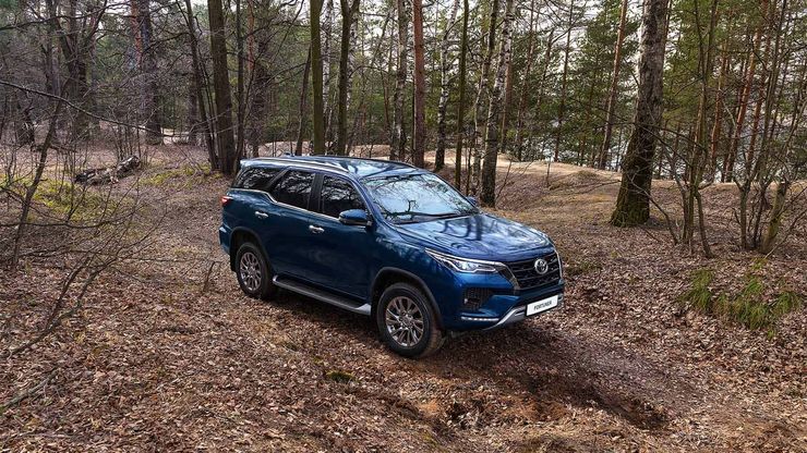 В России стартовали продажи обновленных Toyota Fortuner и Hilux