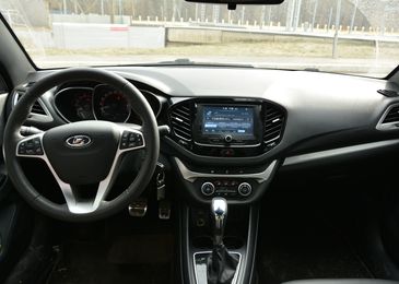 Что лучше за миллион рублей: тест-драйв Hyundai Solaris и Lada Vesta