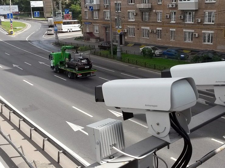 Автомобили BMW научились предупреждать россиян о дорожных камерах