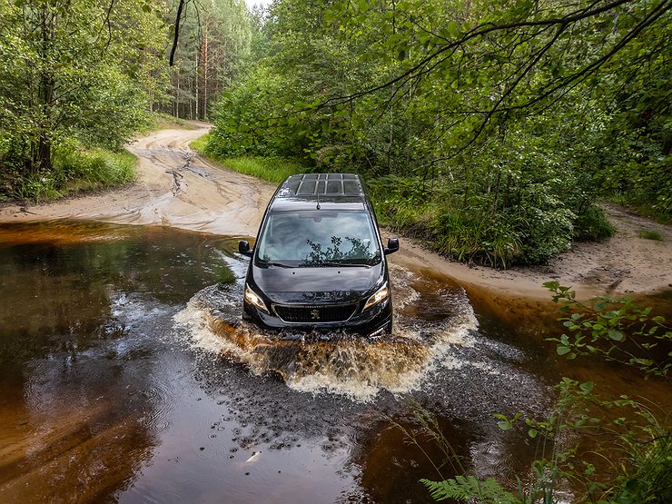 Делай грязь: тест-драйв внедорожника-минивэна Peugeot Traveller с полным приводом