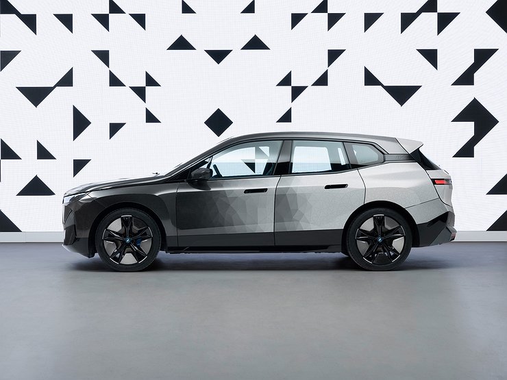 BMW показала технологию мгновенной смены цвета кузова