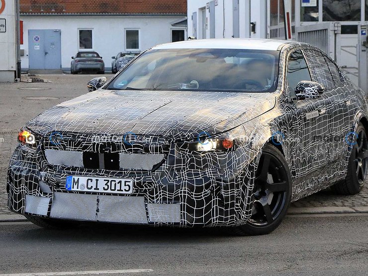 Баварцы выкатили на тест новую версию BMW M5