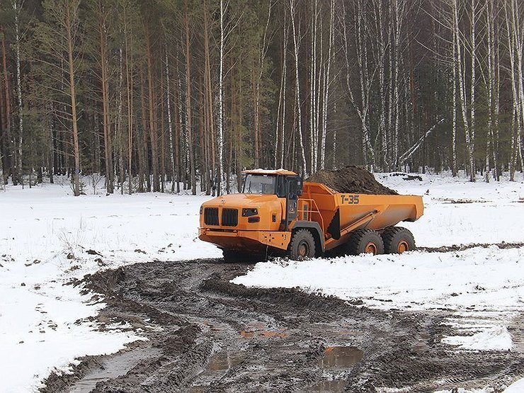 Вместо Volvo и Caterpillar: в России построили огромный грузовой «капотник»