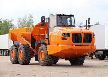 Вместо Volvo и Caterpillar: в России построили огромный грузовой «капотник»