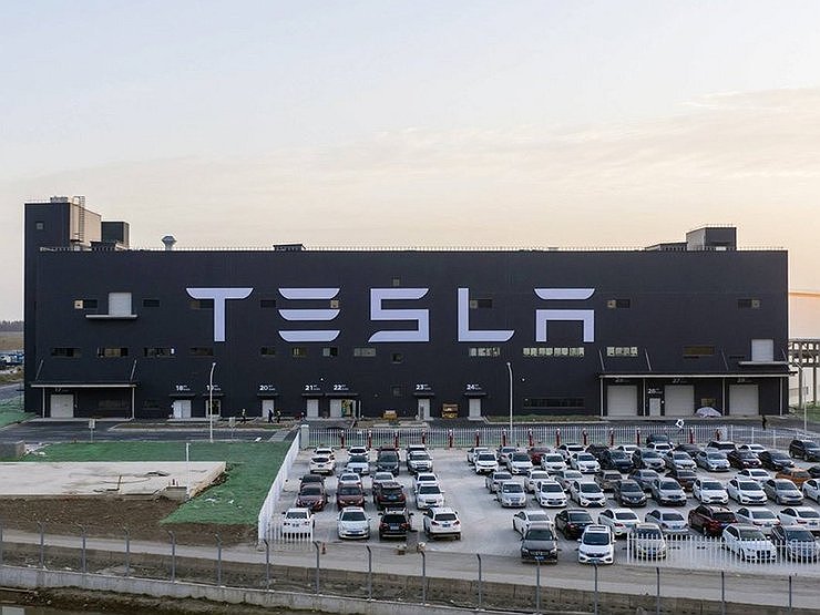 Производство электрокаров Tesla неожиднно, но ожидаемо забуксовало