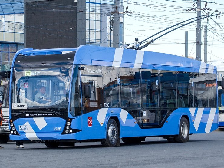 В Санкт-Петербурге появились «прозрачные» троллейбусы со стеклянными бортами