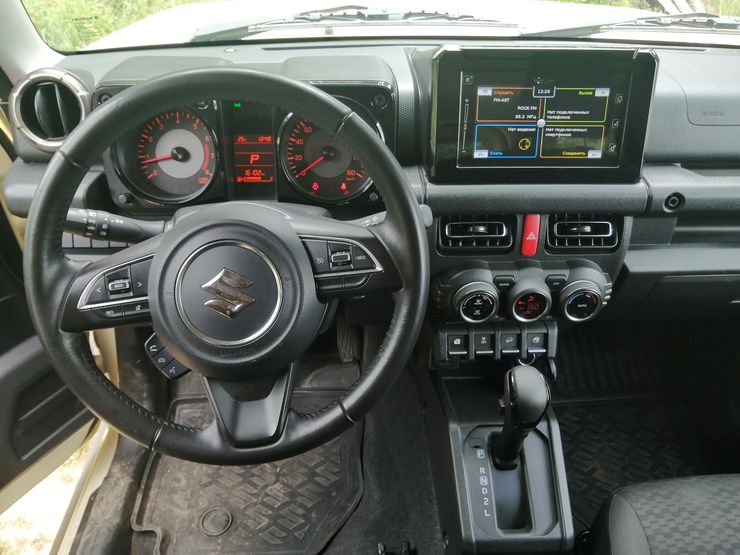 Мал, да брутал: тест-драйв внедорожника Suzuki Jimny с «автоматом»