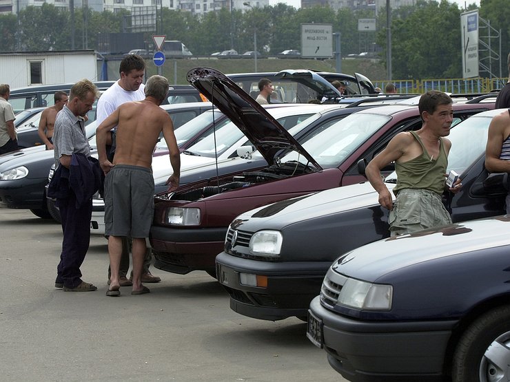 В Москве и Санкт-Петербурге впервые сократилось количество машин