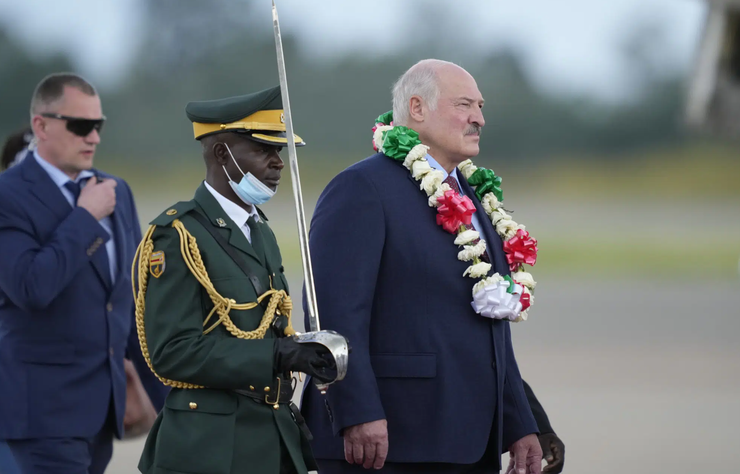 Литиевый Лукашенко: Батьку послали в Африку спасать российский автопром