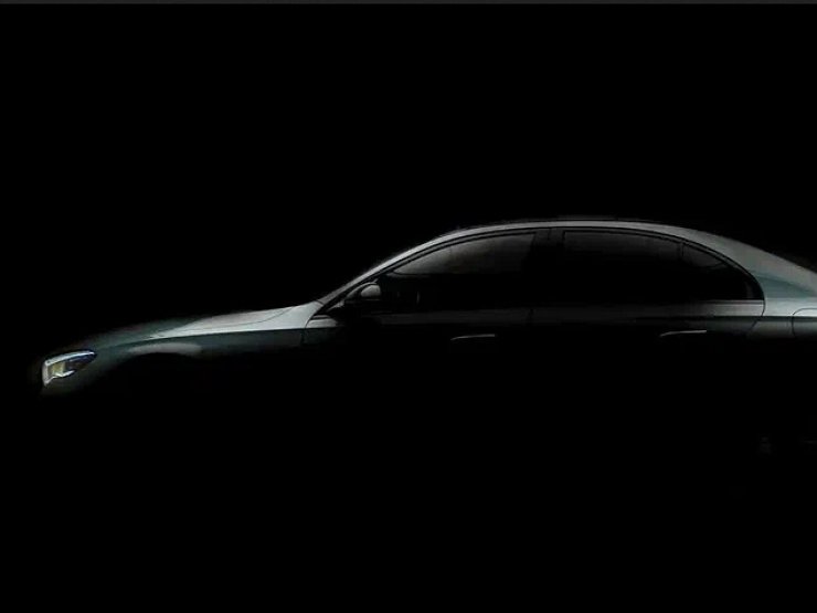 Mercedes-Benz показал профиль нового Е-класса и назвал дату премьеры