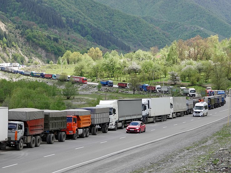 Грузия перекрыла транзит американских автомобилей в Россию