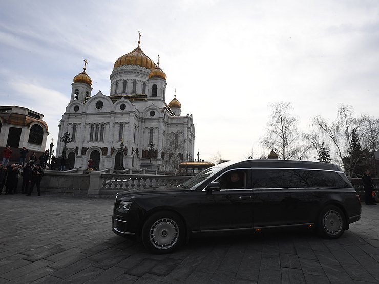 Путин пересаживает чиновников на отечественные авто. Китайцы потирают руки