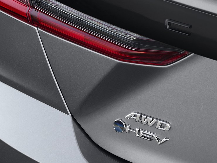 Toyota показала снимок полноприводной Camry нового поколения