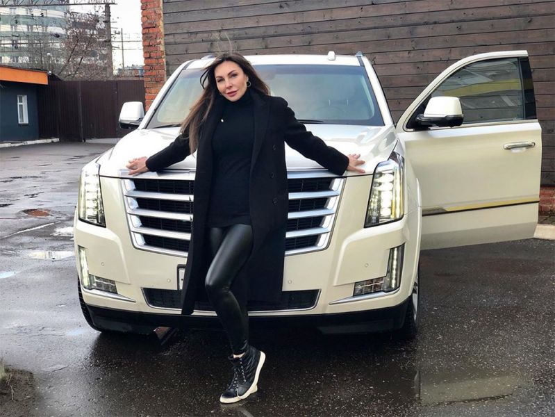 
                                    Лишенная водительских прав Наталья Бочкарева решила продать Cadillac
                            
