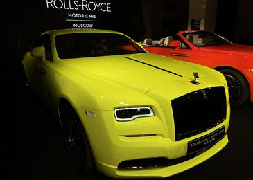 Лягушка, бабочка и цветок: в Россию приехали неоновые автомобили Rolls-Royce