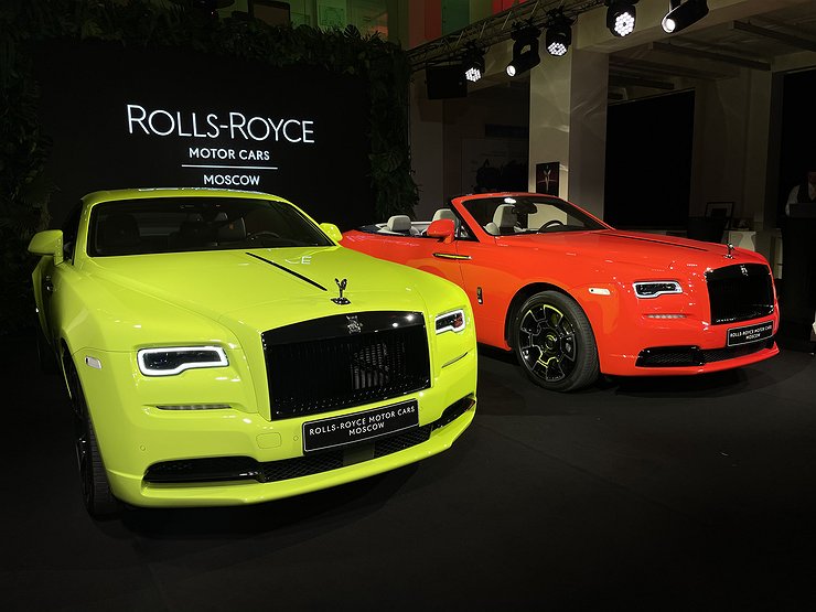 Лягушка, бабочка и цветок: в Россию приехали неоновые автомобили Rolls-Royce
