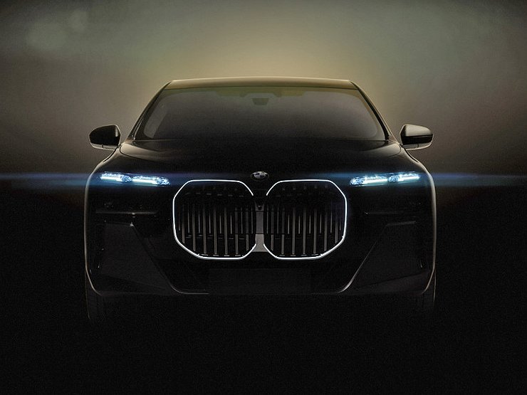Огромные ноздри и узкие глаза: BMW показала новую «семерку»