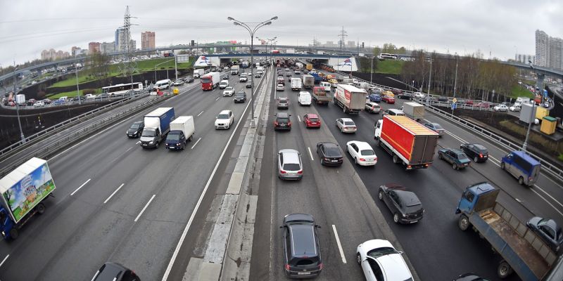 
                                    В России предложили сузить полосы на дорогах для борьбы с пробками
                            