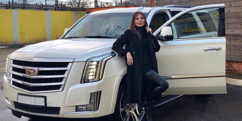 
                                    Лишенная водительских прав Наталья Бочкарева решила продать Cadillac
                            